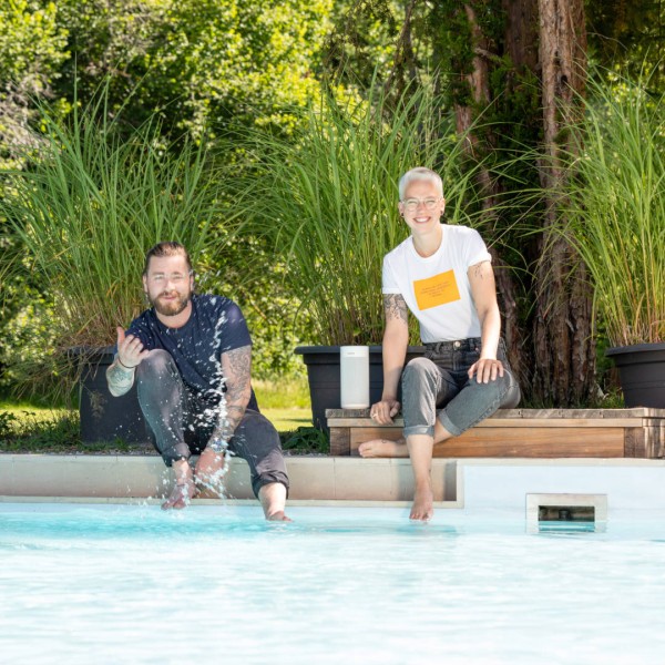 Revox-markenbotschafter-revox_family-baschi-stefanie_heinzmann-STUDIOART-brand_ambassador-pool